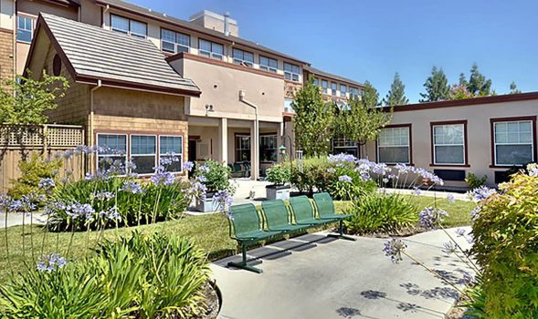courtyard-at-our-senior-living-facility-in-pinole-ca