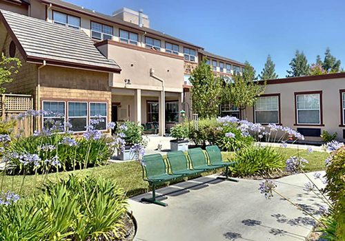 courtyard-at-our-senior-living-facility-in-pinole-ca
